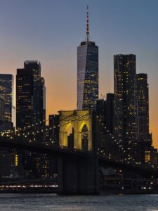 brooklyn bridge at sunset in new york city